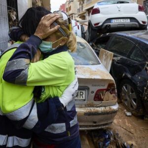 La abraçada de la solidaritat. Aquesta imatge va ser feta al carrer Francisco Almache de Benetússer. Carrer on jo vaig tindre la fusteria familiar.